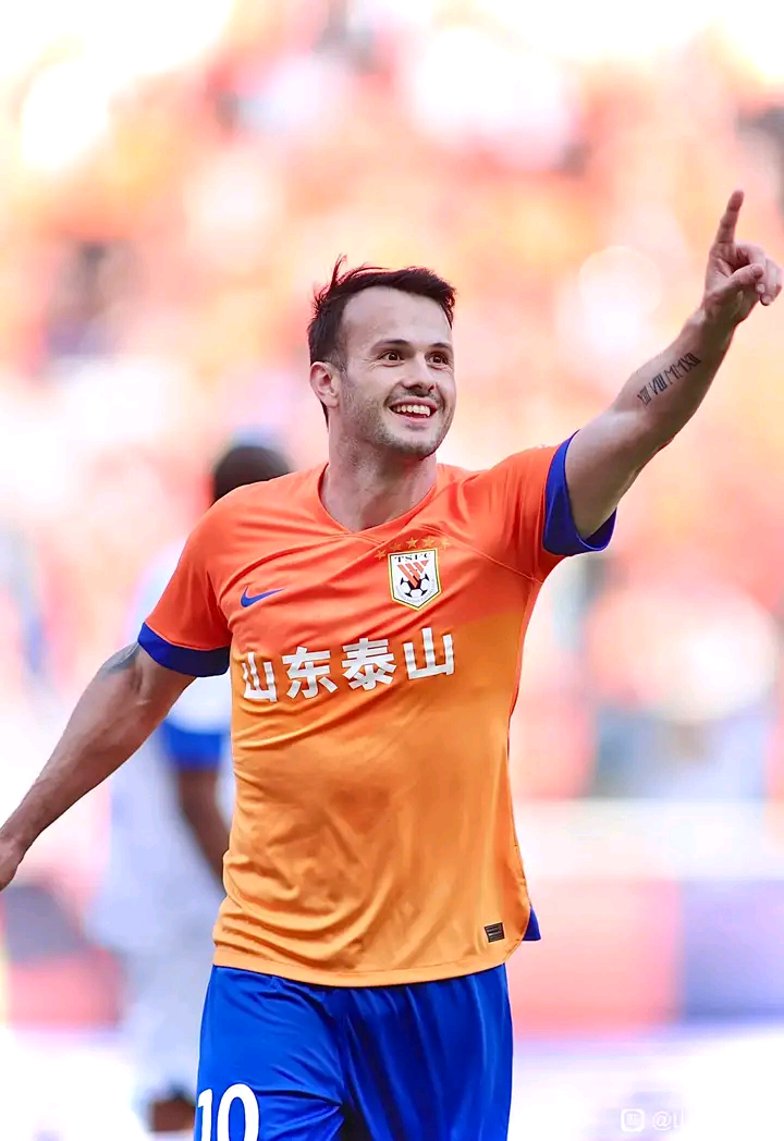 ayx-山东泰山训练开放日，清晨队长鼓劲引欢呼，NBA季后赛在即，更衣室氛围转暖(山东泰山俱乐部官网首页)